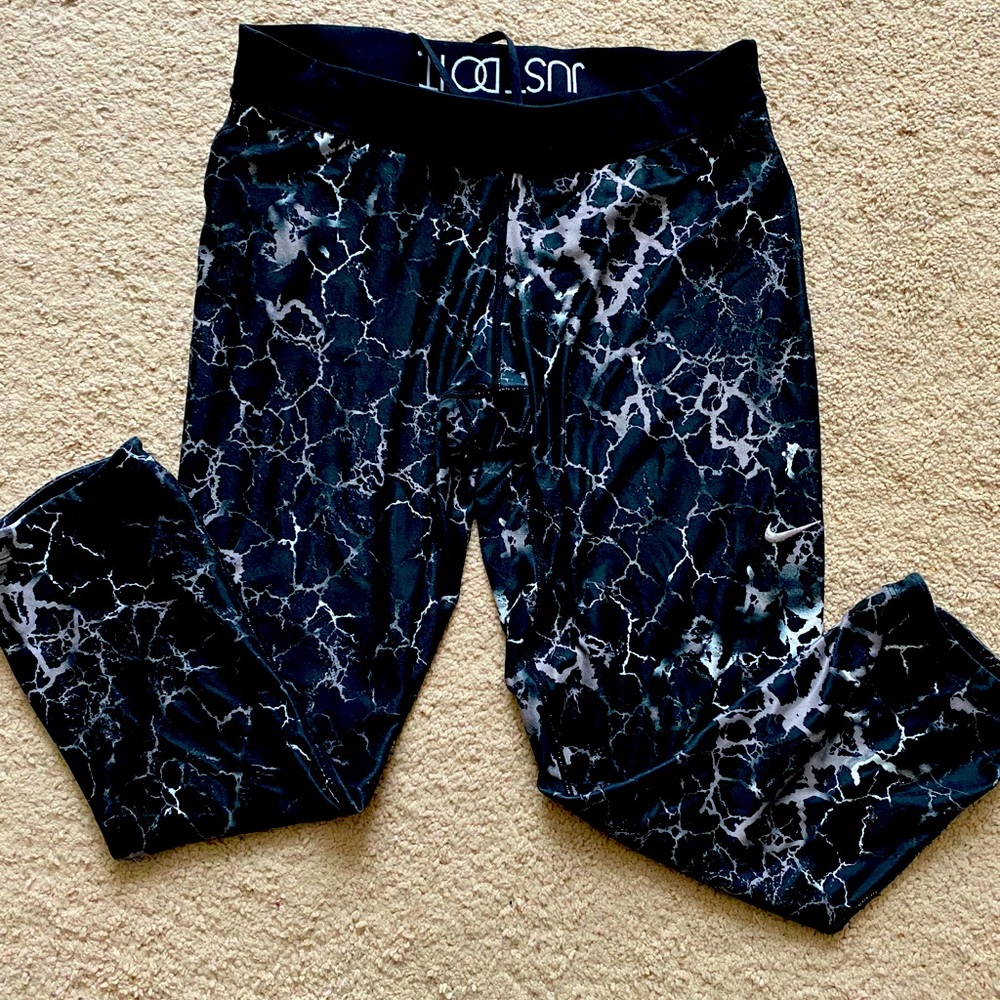 Nike woman’s size Large leggings